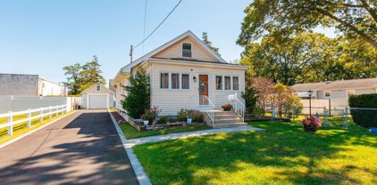 176 S 14th Street, Lindenhurst