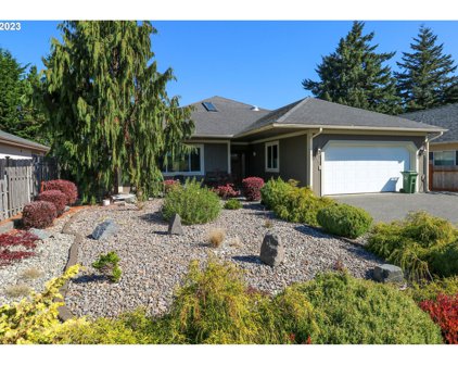 738 EDWARDS AVE, Coos Bay