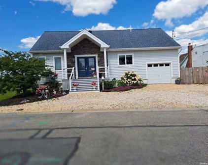 838 Atlantic Street, Lindenhurst