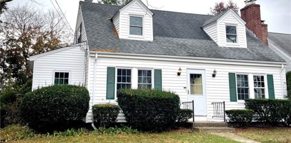 85 Wannamoisett Road, East Providence