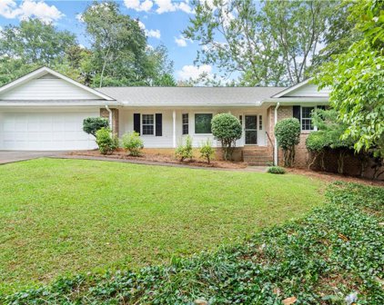 435 Knoll Woods Drive, Roswell