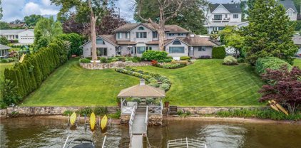 38 Arrowhead Road, Brookfield