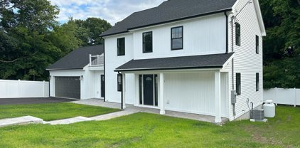 15 Lakeside Dr, Shrewsbury