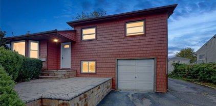 94 Dartmouth Drive, Hicksville