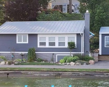 6706 Shoreline Court, Saranac