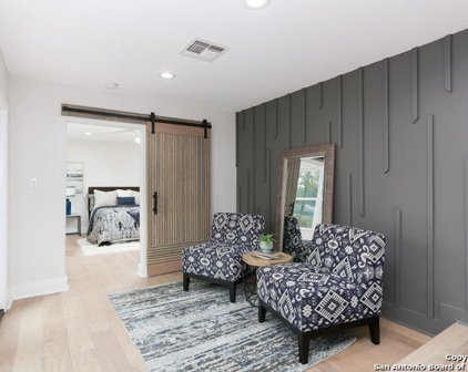275 E Fair Oaks Pl, San Antonio