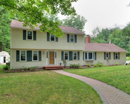27 Heritage Cir, Hudson