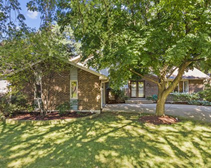 106 N Whispering Hills Drive, Naperville