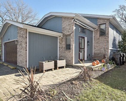 1323 Cottonwood Lane, Crystal Lake