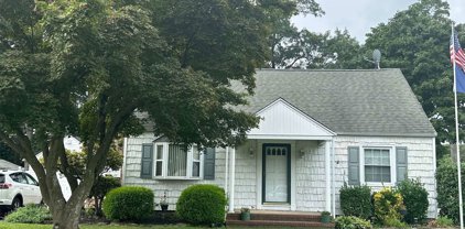 8 Woodland Avenue, Holtsville