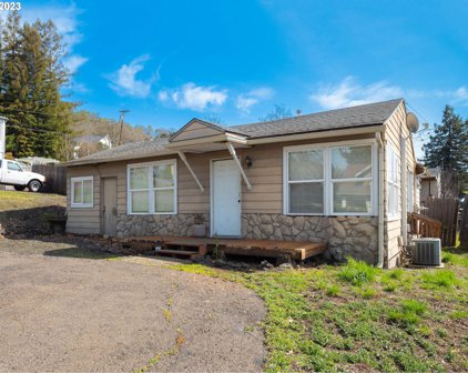 747 NE JACKSON ST, Roseburg