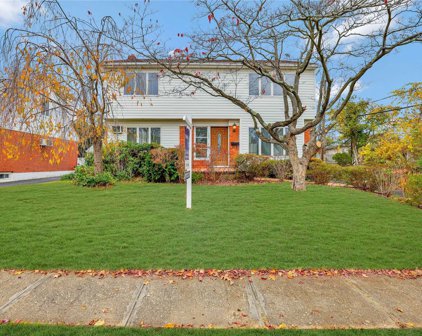 103 Willets Drive, Syosset