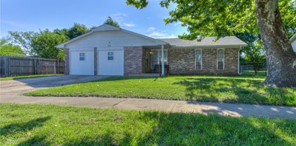 516 S Heights Drive, Mustang
