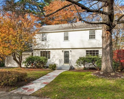 31 Bay State Rd, Wellesley