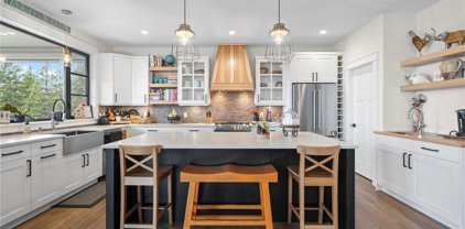 13506 Lake Hill Way, Lake Country