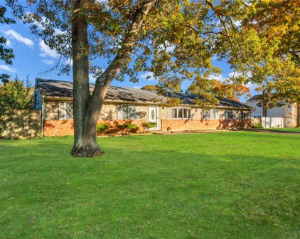 33 Country Greens Drive, Holtsville