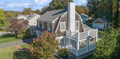 154 Clinton Avenue, Huntington