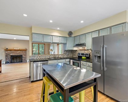 99 Obtuse Road South, Brookfield