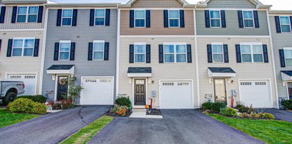 8 Foxwood Dr, Gilbertsville