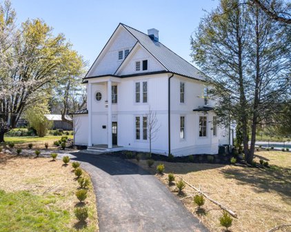 1221 Oakwood Street, Bedford