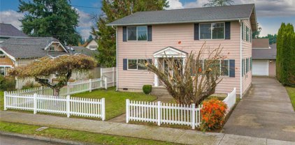 715 6TH Avenue NW, Puyallup
