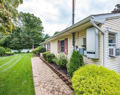 6 Mineola Street, Holtsville