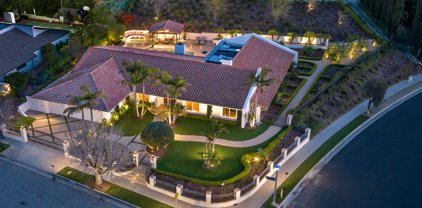 17880  Avenida Puerto Vallarta, Encino