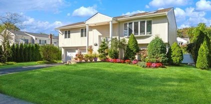 100 Ursula Drive, Roslyn