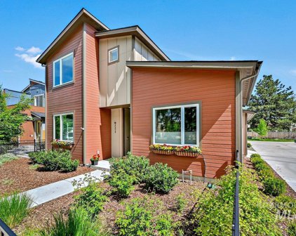 221 E 36th Street, Garden City