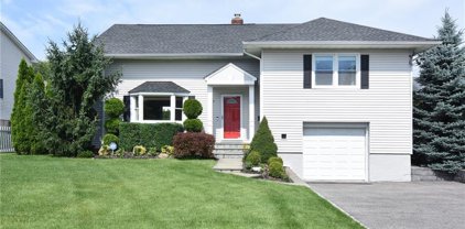 6 Darcy Lane, Eastchester