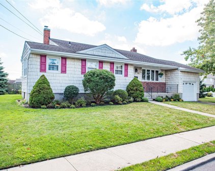 57 Prairie Lane, Lindenhurst