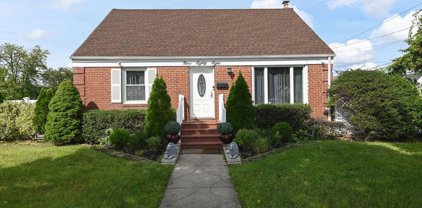 988 Center Drive, Franklin Square