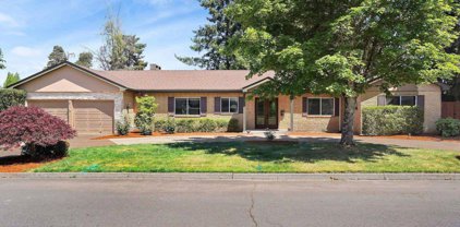 387 Stadium Dr, Monmouth