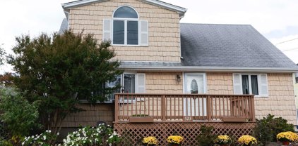 523 Hickory Street S, Lindenhurst