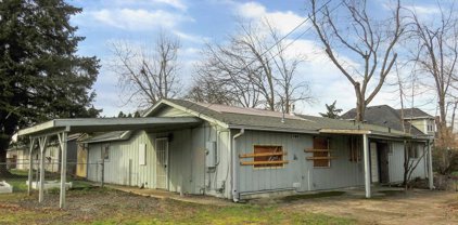 2425 Lansing Av