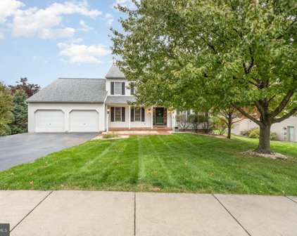 928 Castle Pond Dr, York