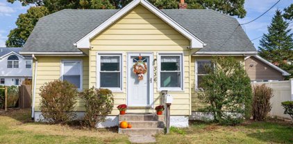 336 S 4th Street, Lindenhurst
