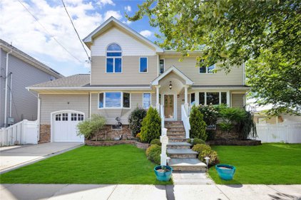 905 S 6th Street, Lindenhurst